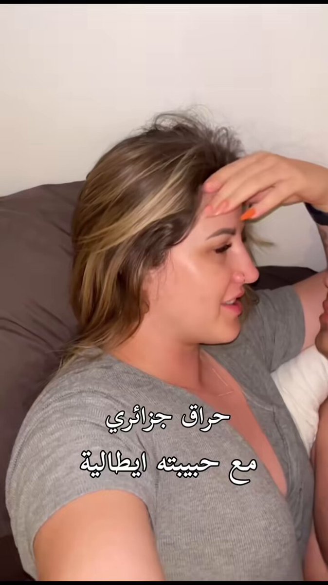 🚨تحت شعار✊ روما🇮🇹 ولا نتوما🫵, حراق🇩🇿 يُظهر فتاته الإيطالية - هل سيُثير تصرفه مشاعر الغيرة لدى الرجال الآخرين, ويشجع الأخريين علي الحرقة, بعد أن اكتشفوا أنه لن يحرق أحد إلى الجزائر كما وُعِدهم مديوني عندما قال: "عن قريب ستعكس الآية وتصبح الحرقة من أوروبا إلى الجزائر، وسترون أصحاب الشعر الأصفر يأتون للجزائر بحثاً عن العمل"