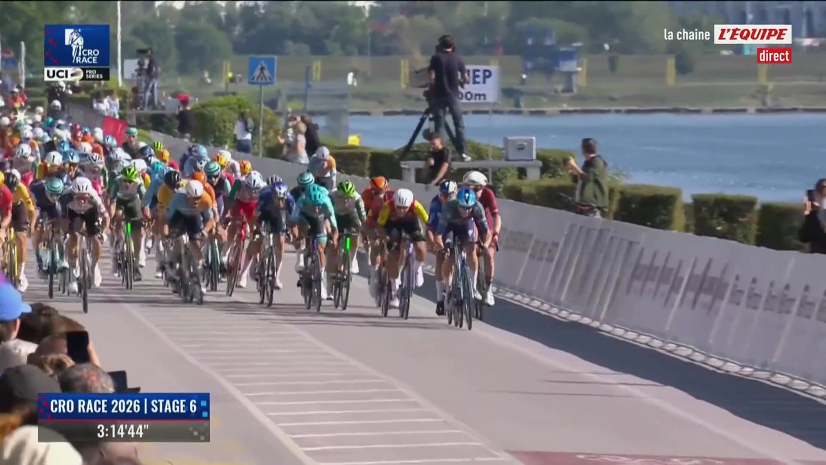Paul Magnier a tenté de lancer de loin, mais c'est finalement Davide Donati qui s'impose au sprint sur la dernière étape du Tour de Croatie. Le Danois Tobias Svarre remporte le classement général. #lequipeVELO