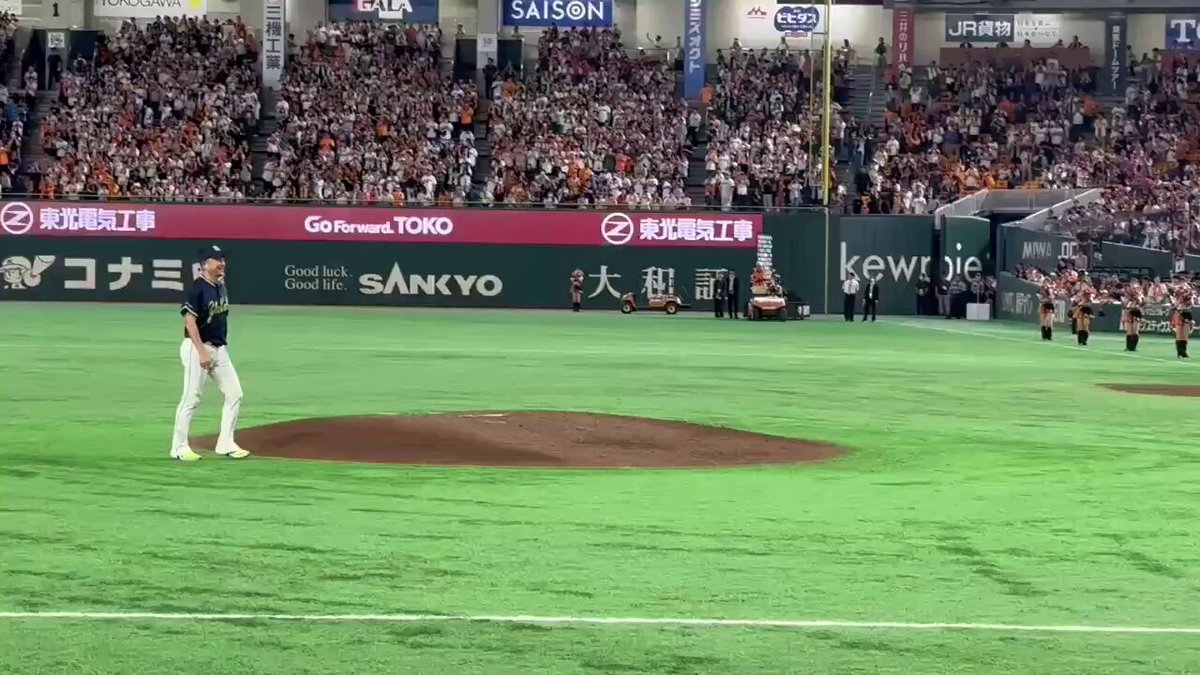 本日の試合終了後、今季限りでの現役引退を表明した #石川雅規 投手へ、読売ジャイアンツの #坂本勇人 選手、#長野久義 さんから花束が贈られました💐 このような場を設けてくださった 読売ジャイアンツの皆さまに心より御礼申し上げます。 #swallows #燕心全開