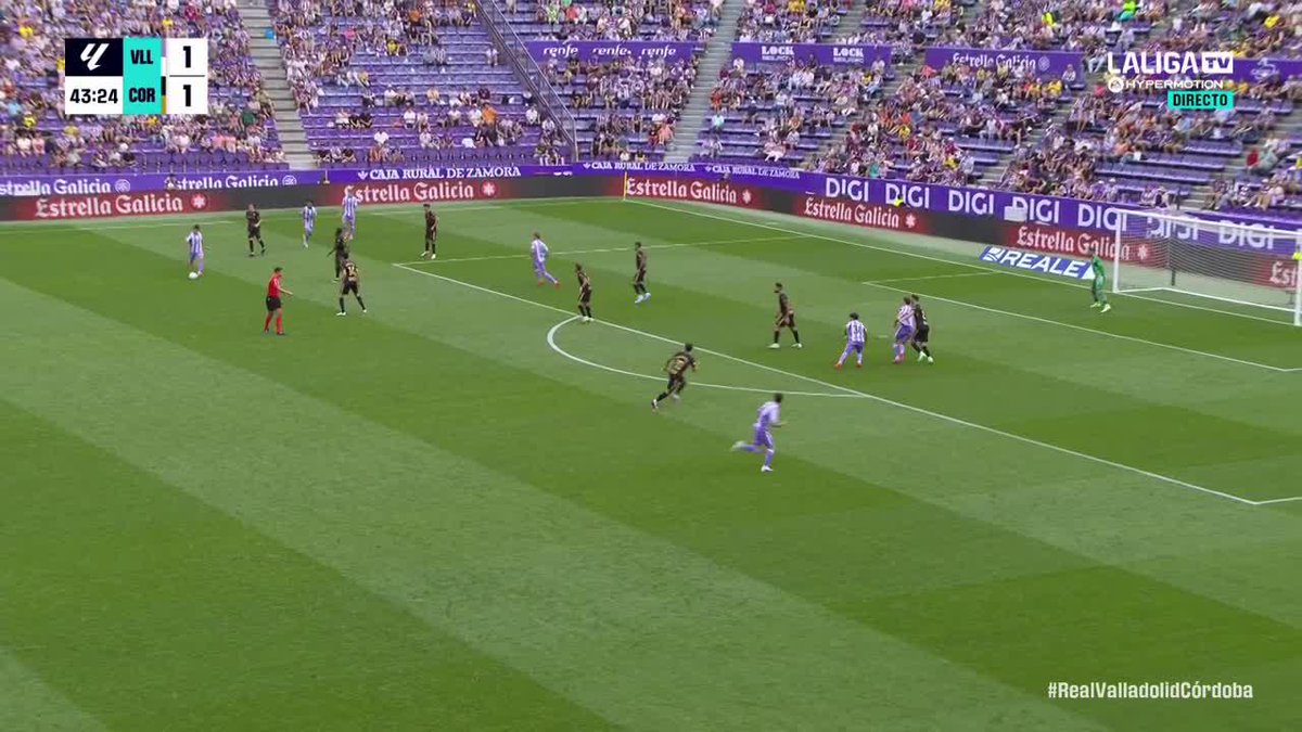 La caída en el área por la que Juanmi Latasa reclamaba penalti 👀 #LALIGAHYPERMOTION