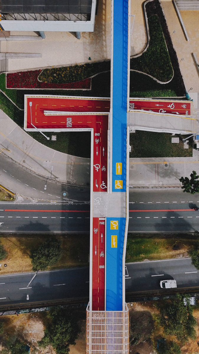🚶‍♀️ ¡Ya está habilitado el puente peatonal frente al centro comercial El Edén! En la av. Boyacá con calle 12B, esta nueva conexión facilita el cruce de la avenida para peatones y personas con movilidad reducida. Con 170 m de longitud, bicirrieles, ascensor y conexión directa con el segundo piso del centro comercial, beneficiará a más de 92 000 personas entre residentes, comerciantes y visitantes.