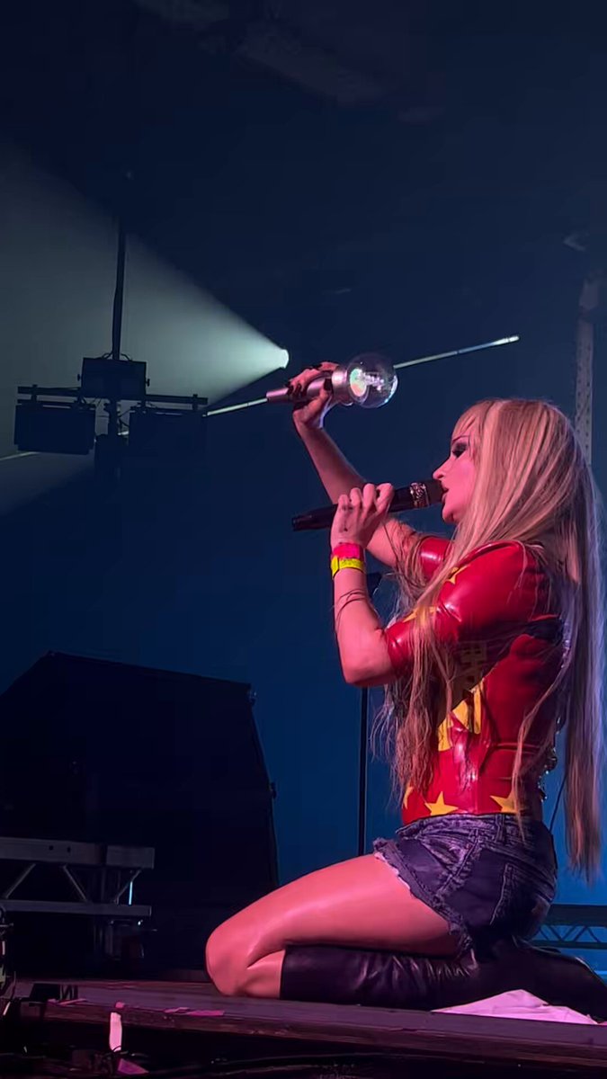 Kim Petras performing ‘Korea’ with an aespa light stick last night in Manchester. ✨