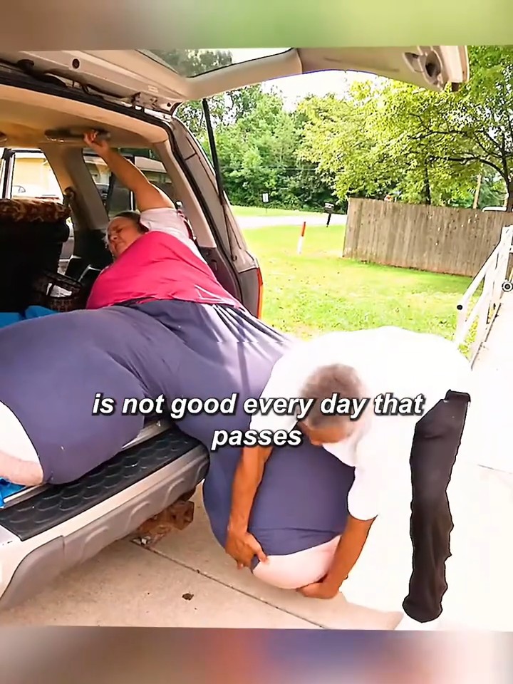 Watching this is so heartbreaking. 💔 Her lymphedema has become so severe that her feet are almost completely hidden by the swelling. I can’t imagine the pain and difficulty she must be experiencing. Is there a way to recover from something this severe? It’s a painful reminder of how devastating obesity-related health complications can actually become. 😔