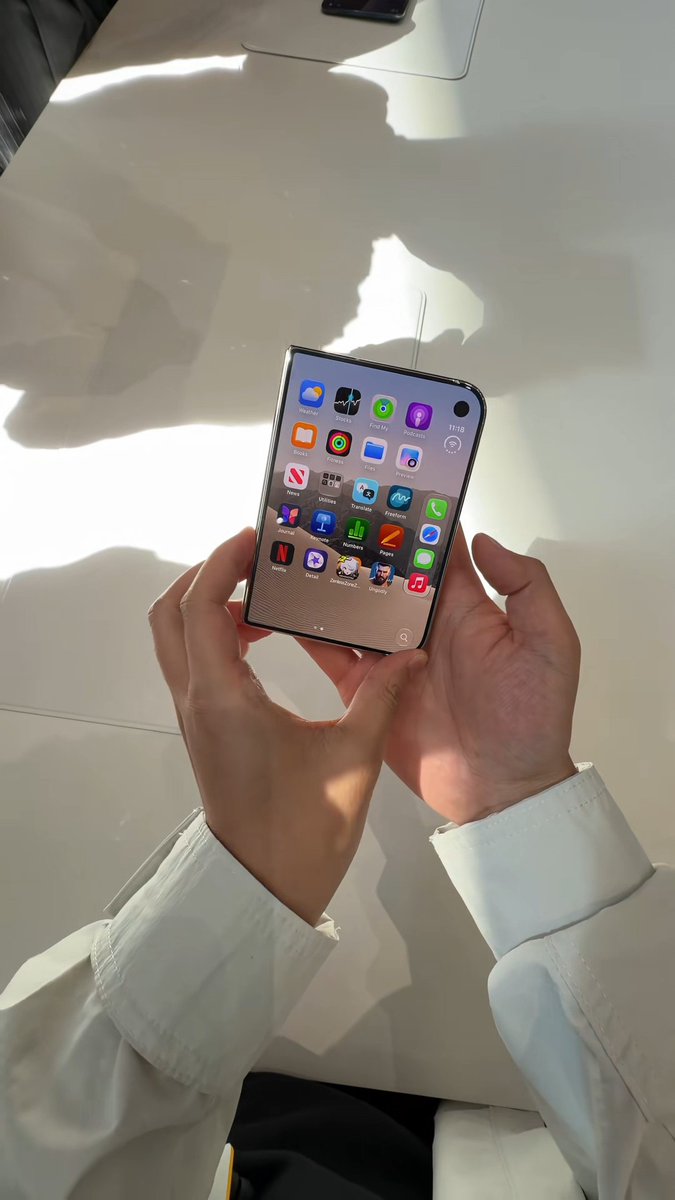 Bruh, the iPhone Duo reflects the whole sun to your face 🤣 I guess matte display is really not superior.