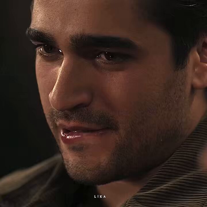 yaşanmışlıkların duygularını repliğe ihtiyaç duymadan sadece gözlerle anlatabilmek bir bakışa bin duygu sığdırmaktır da oyunculuk? mert ramazan demir bu kulvarda yarışa dahi girmez çünkü kendi jenerasyonun zirvesidir.