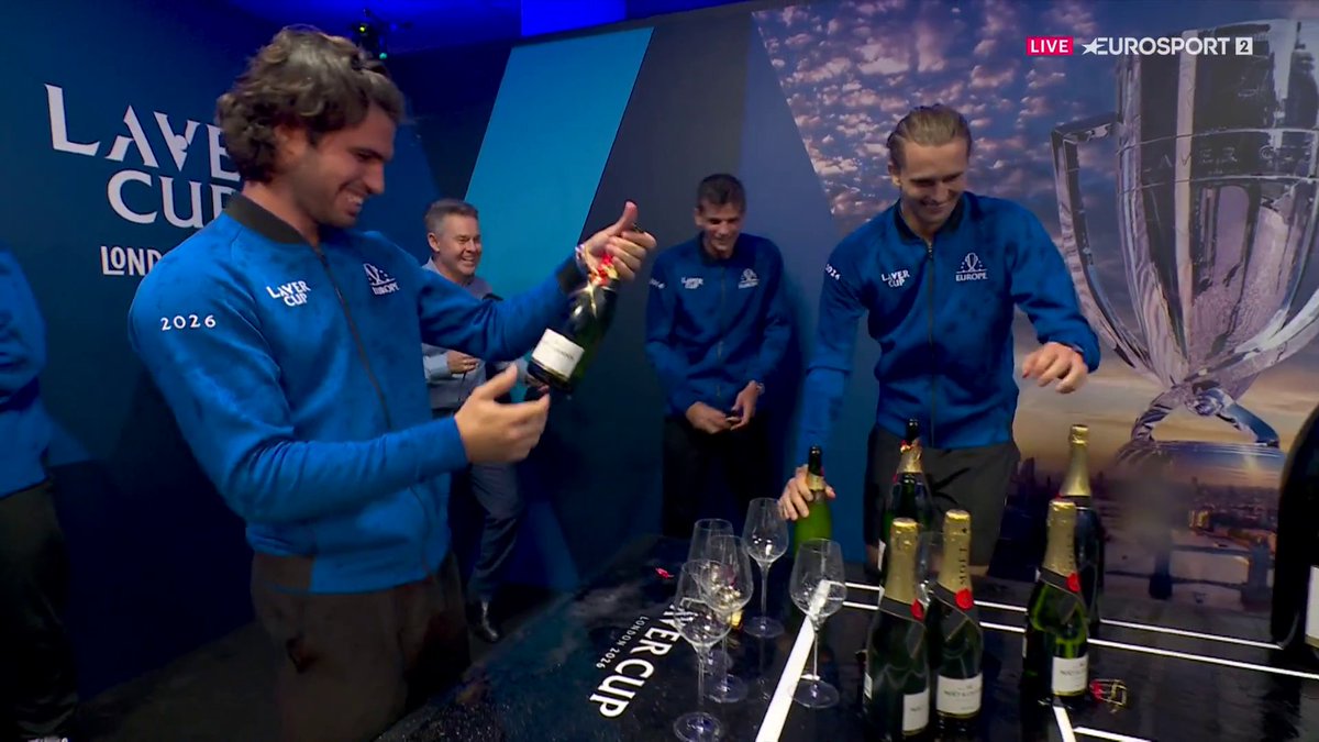 - Jódar intenta empapar a Alcaraz con el champán - Zverev se parte y le enseña a hacerlo bien - Jódar acaba empapando a Alcaraz y Zverev - Alcaraz se venga y empapa a Jódar PURO CINE 🍾 #LaverCup