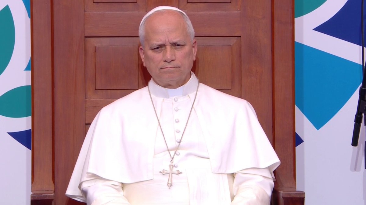 🙏13 ans. Une voix d’ange. Et le pape Léon XIV qui n’en revient pas. Eva, habillée en Bernadette, a chanté à Lourdes devant le Saint-Père. Le silence autour d’elle. Le regard du pape. Ce moment-là… Certains dons ne s’expliquent pas. Regardez. Jusqu’au bout. #Lourdes #PapeLeonXIV #Eva