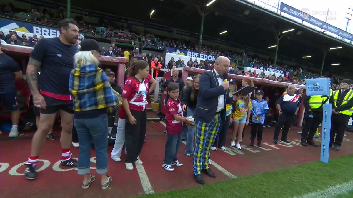 A wholesome moment at Welford Road 🥹 The families of Rob Burrow, Ed Slater and Doddie Weir help deliver the match ball before The 745 Game 👏 📺 Stream TNT Sports on HBO Max
