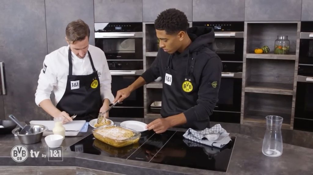 Jude first time properly stepping his foot in the kitchen to make apple crumbles 😭 he really didn’t know how to even cut apple right I am crying. This is for you all guys who make that chef Jude x Chef Erling AUs lmao