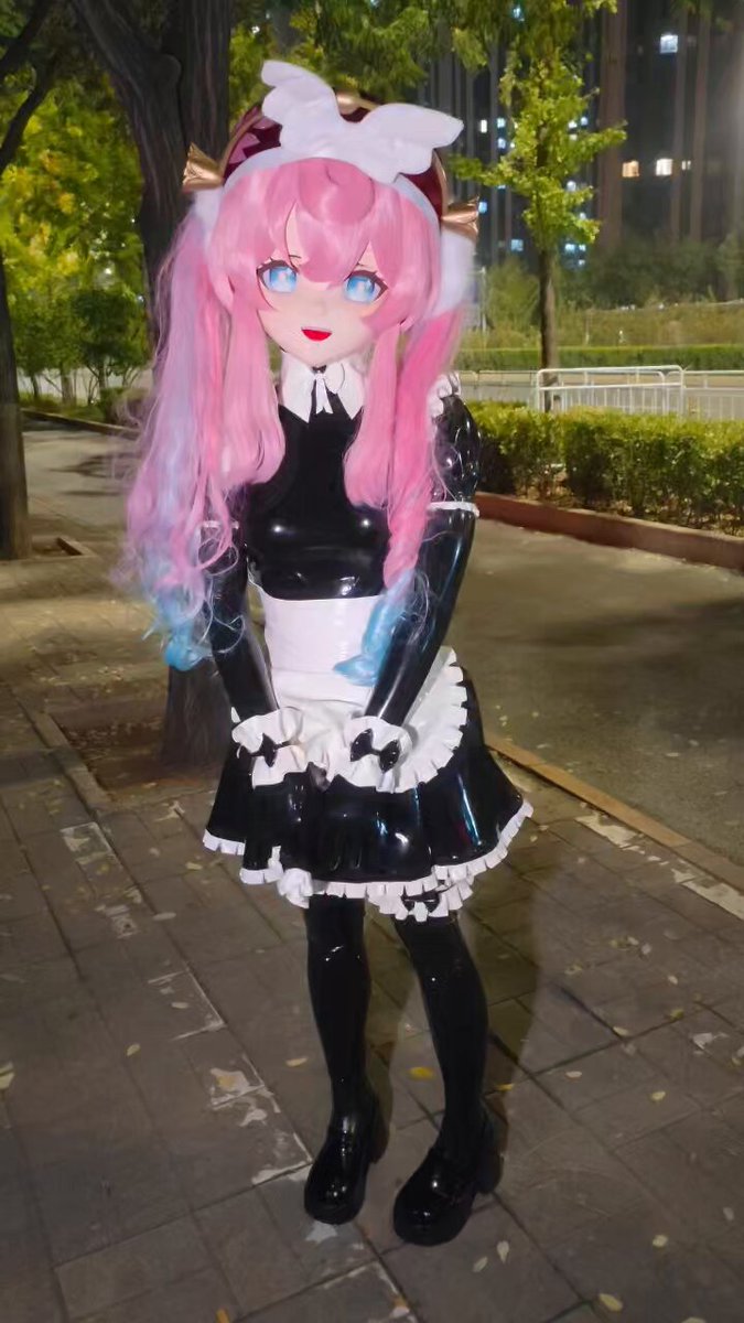 夜拍，双层乳胶衣，路边的小女仆，在车水马龙前臭美 手上在干什么呢，是不是在做不干净的事😋
