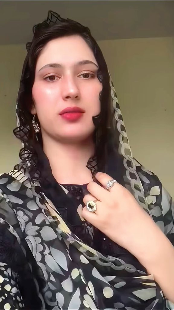 نیا ڈرس لیا ہے میں جہاں جاب کرتی ہوں میرے باس نے لیکر دیا ہے کیسی لگ رہی ہوں۔؟