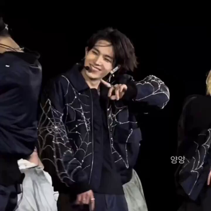 If i was ni-ki i'd stop the show and put heeseung in my pocket and go back home