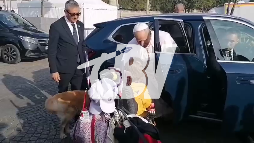 VISITE PAPALE | Hier à Paris, le Pape Léon XIV est brièvement descendu de sa voiture pour s’entretenir avec Marie-Caroline Schürr. Atteinte d’une maladie génétique rare, elle avait confié à Boulevard Voltaire ses inquiétudes devant la loi euthanasie ⤵️