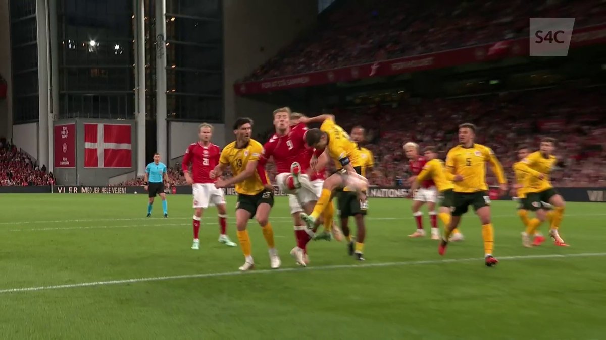 🏴󠁧󠁢󠁷󠁬󠁳󠁿 Ben Davies’ own goal for Wales