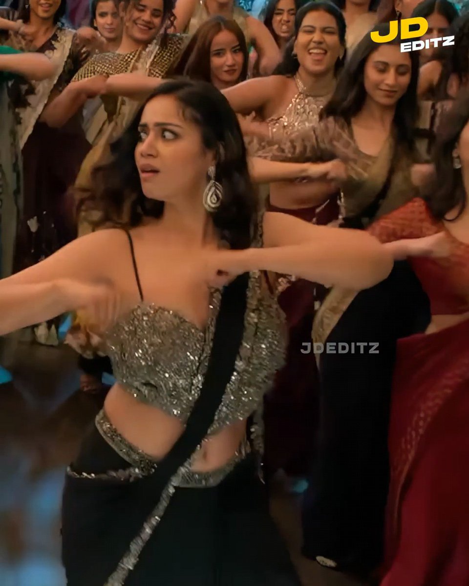Dei dei Nivetha Pethuraj eppudi oru hottie ah 🤯evlo naal theriyama poiduchiye 😫dei directors please ivala seriya use pannunga da dei avaley erangi vanthuta inemey acham Ava potential ah use pannuga da epa enna nattu kattai da samy iva 🥵antha broad akkul kolutha booba nu 🥵