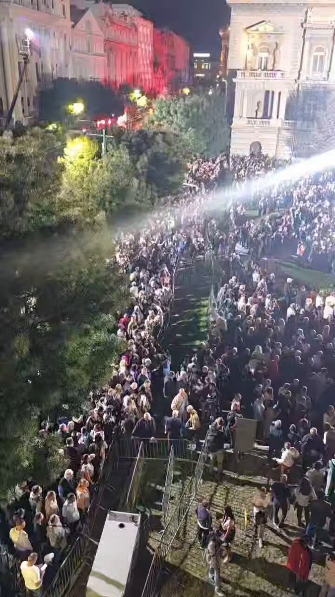 Мислим да је овде много људи дошло својом вољом, да виде хоће ли Нелечени лажов стварно одржати реч и дати оставку! СТУДЕНТИ ПОБЕЂУЈУ!
