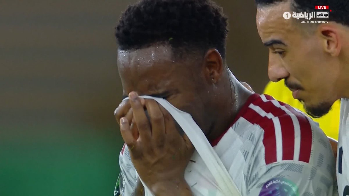 🚨🚨🚨🚨 — لاعب منتخب الإمارات يوري سيزار يغادر ارضية الملعب بسبب الإصابة! اللاعب غادر وهو يبكي