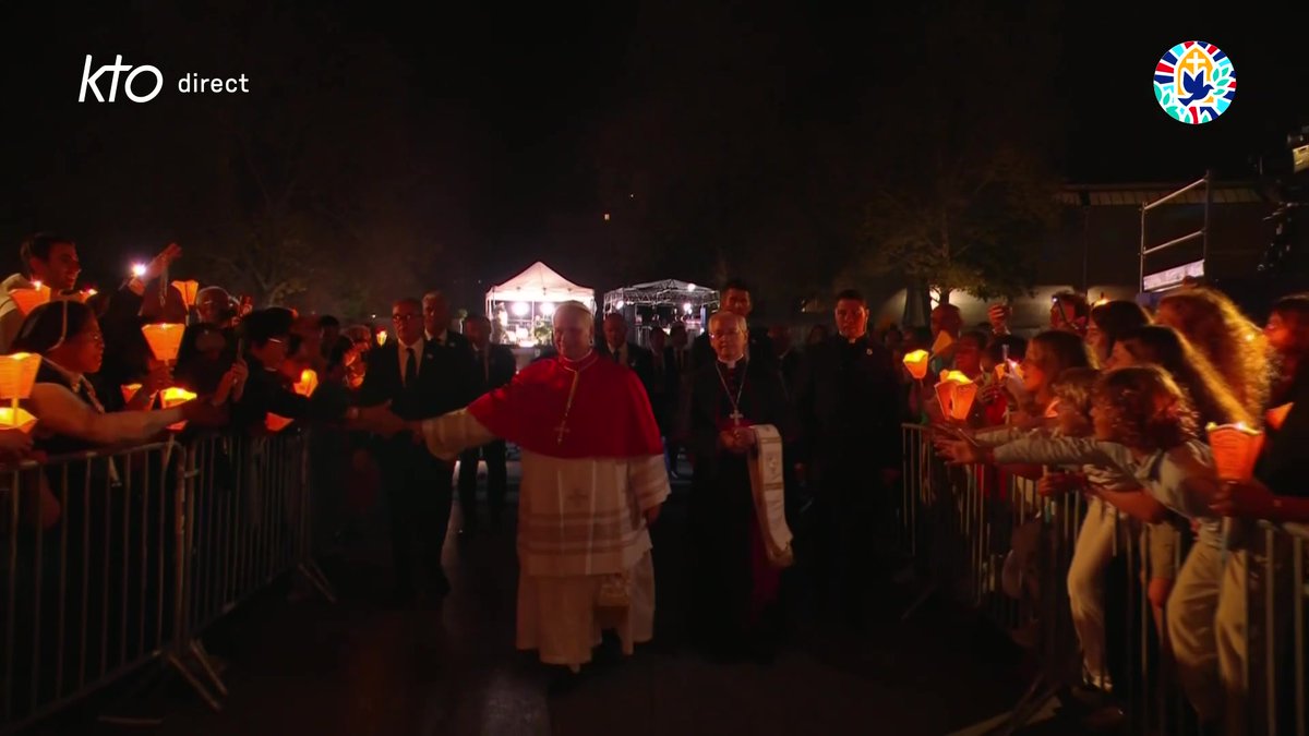 🇫🇷🇻🇦 𝗙𝗟𝗔𝗦𝗛 — Au cœur du sanctuaire illuminé par les cierges, le pape Léon XIV est arrivé à la grotte de Lourdes pour PARTICIPER à la prière du Rosaire et à la PROCESSION aux flambeaux.