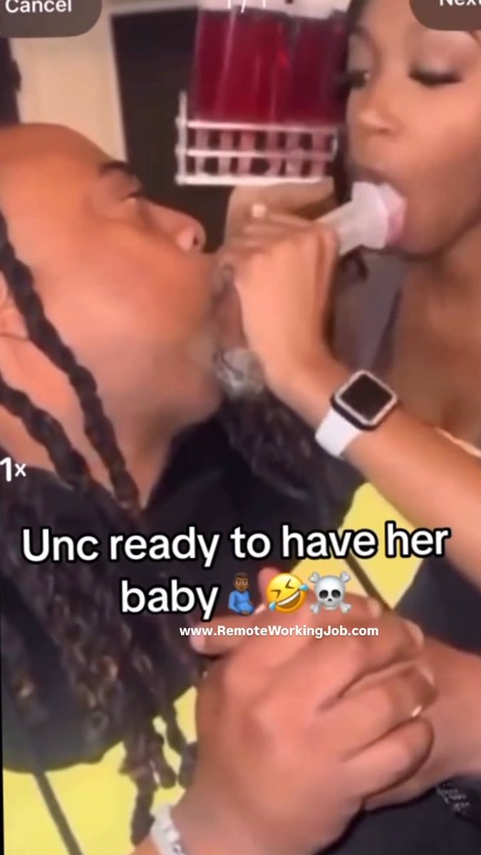 She turned unk out with one hand! One hand holding the drinks and the other hand went to work 🤣🤣