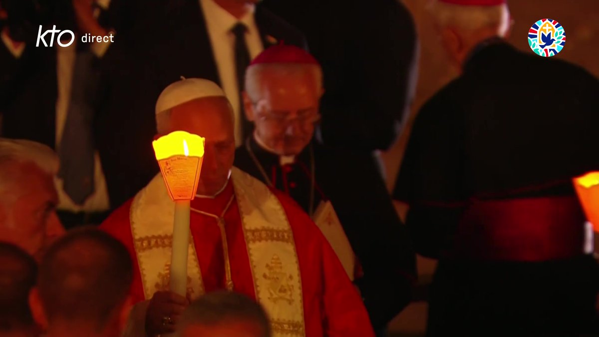 🔴🇫🇷 𝗔𝗟𝗘𝗥𝗧𝗘 — Pour la PREMIÈRE FOIS, un pape va MARCHER lui-même lors de la traditionnelle PROCESSION aux flambeaux du sanctuaire de Notre-Dame de Lourdes, un geste INÉDIT du pape Léon XIV.