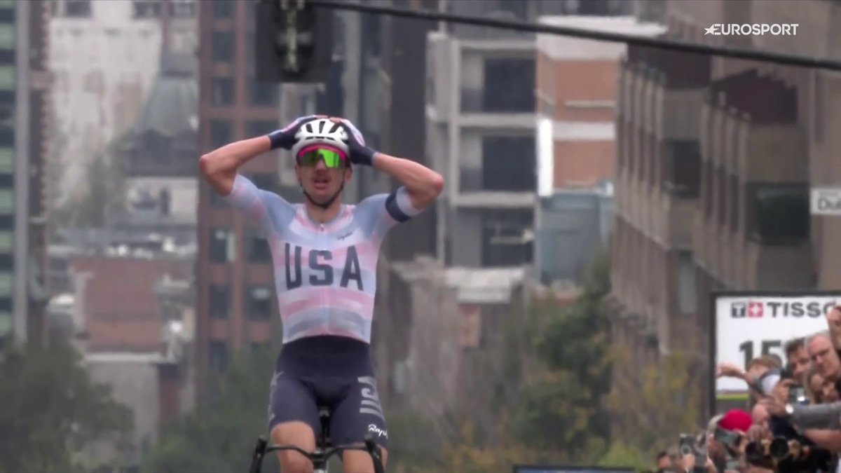 VISTIÉNDOSE DE POGACAR. 'MAKING AMERICA GREAT AGAIN'. 🌈🇺🇸 ¡𝐁𝐑𝐀𝐍𝐃𝐎𝐍 𝐌𝐂𝐍𝐔𝐋𝐓𝐘 ES CAMPEÓN DEL MUNDO EN RUTA Y DEVUELVE A ESTADOS UNIDOS A LA CIMA 33 AÑOS DESPUÉS! Michael Matthews y Mathieu van der Poel, plata y bronce respectivamente. #Montreal2026 #LaCasadelCiclismo