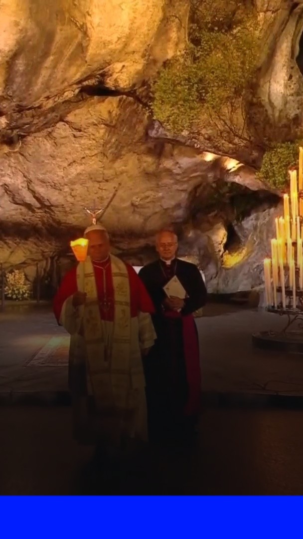 Visite du pape à Lourdes: les images de la procession aux flambeaux