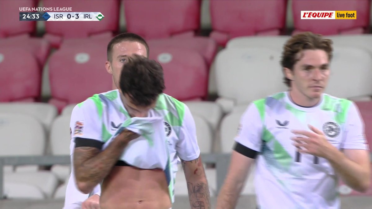 Jack Moylan marque contre Israel et montre le brassard noir et le blason de l'Irlande. L'Irlande mène 3-0 à la mi-temps à Debrecen.