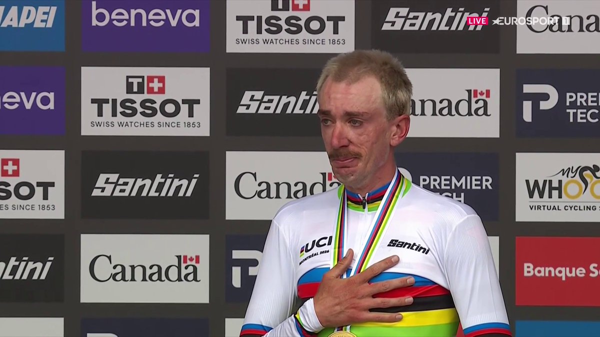 McNulty se enfunda el 𝗮𝗿𝗰𝗼𝗶́𝗿𝗶𝘀. Las lágrimas del campeón del mundo durante el himno. #Montreal2026 #LaCasadelCiclismo