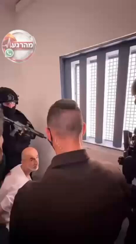 المجرم بن غفير يقف مرعوبًا وخلف حراسة مشددة مقابل الجبل العملاق البطل حسن سلامة صاحب عمليات الثأر المقدس التي هزت عمق الكيان الصهيوني في التسعينات.. يقف المجرم بن غفير يهدد البطل بالقتل والإعدام! يمارس القاتل بن غفير دعاية انتخابية حقيرة ويستقوي على الأسرى داخل زنازينه من أجل كسب أصوات أكثر من كيانه السادي!