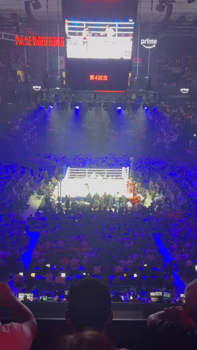 井上拓真 vs 那須川天心の再戦を振り返る。 試合後、判定について「もっと接戦だったのでは」という声もかなり見かけた。 確かに、7ラウンドに那須川天心がダウンを奪った場面だけを切り取れば、そう感じるのも分かる。あの左は見事だったし、試合の中で最も大きな一撃だったことは間違いない。 ただ、僕の目には試合全体としては、かなり井上拓真に差が開いていたように見えた。 理由は単純で、天心が攻めているように見える時間帯でも、実際には拓真がかなりのパンチを外し、ブロックし、致命的な距離には入らせていなかったからだ。 天心は手数を出す。 前にも出る。 見栄えもする。 でも、その多くが拓真のガードやディフェンスの外側で終わっている。 一方の拓真は、決して派手ではない。 それでも相手の動きを見ながら、ジャブ、右、アッパー、カウンターを必要なところで当てていく。 僕には、かなり明確に「試合を支配している側」が見えていた。 この試合で改めて感じたのは、井上拓真という選手の強さは、単純なパンチ力やスピードでは測れないということだ。 相手に何をさせるか。 逆に何をさせないか。 どこでポイントを取るか。 どこでは無理をしないか。 そういう、ボクシングの時間そのものを設計する能力がものすごく高い。 特に印象的だったのは7ラウンド以降だ。 天心の左を受けてダウン。 普通なら、ここから試合の流れが一気に変わってもおかしくない。 会場の空気も天心側に傾く。 天心自身も一気に攻める。 それでも拓真は崩れなかった。 むしろ、その後にもう一度自分のボクシングへ戻していった。 ここに、元世界王者としての経験値の差を感じた。 ダウンを取られたことと、試合の主導権を奪われたことは同じではない。 拓真は一度大きな失点をしながらも、試合全体の流れまでは渡さなかった。 だから、116-111という採点を見ても、僕自身はそれほど驚かなかった。 むしろ「そのくらい開いていても不思議ではない」という感覚だった。 ボクシングは、大きな一発があったから試合全体が互角になる競技ではない。 1ラウンドずつ積み重ねていく。 その意味では、天心が7ラウンドで明確な10-8を作ったとしても、それ以外のラウンドで拓真が細かくポイントを積み上げていれば、最終的な点差は十分に開く。 そして今回、僕にはまさにそういう試合に見えた。 もちろん、天心の成長は間違いなく感じた。 前回よりも拓真にプレッシャーをかけ、実際にダウンまで奪った。 あの左には、世界レベルでも通用する武器がある。 ただ、それと「試合に勝っていたか」は別の話だと思う。 僕が今回もっと強く感じたのは、井上拓真の完成度だった。 井上尚弥のような圧倒的な破壊力があるわけではない。 だからこそ、拓真の強さは少し分かりづらい。 でも今回の試合を見ると、その分かりづらさこそが拓真の強さなのかもしれない。 相手の良さを消す。 危険な距離から半歩外れる。 必要な時だけ当てる。 そして12ラウンドが終わった時には、いつの間にかポイントが積み上がっている。 派手ではない。 でも、強い。 7ラウンドのダウンは天心だった。 しかし、12ラウンドという作品全体を作っていたのは井上拓真だった。 僕には、そんな試合に見えた。 #井上拓真 #那須川天心 #ボクシング #世界戦 #ボクシング観戦 #格闘技 #試合振り返り #ボクシング好きな人と繋がりたい #井上拓真vs那須川天心 #スポーツコラム