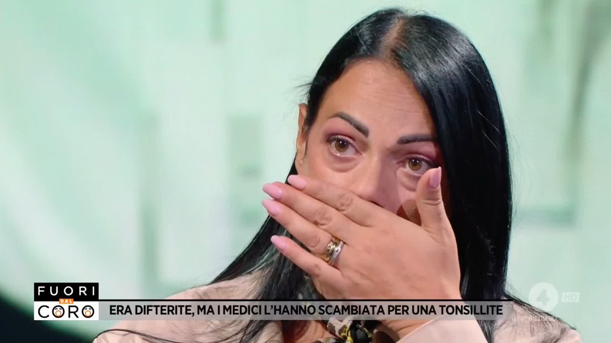 Manuela, incolpata e definita "assassina" per la morte di sua figlia di 4 anni Annarosa per difterite. Ma la colpa non è stata sua: la difterite, infatti, è stata scambiata per tonsillite. #Fuoridalcoro