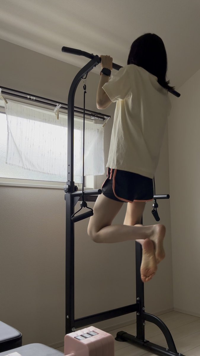 人生とは、りんごたまごの懸垂なのかもしれない。不格好でがむしゃらに頑張ってもなかなかすぐには上手くいかないもの。 浅〜い懸垂をしながら深い事を考えてしまったよ🫢 今週もよろしくお願いします🫶🏻