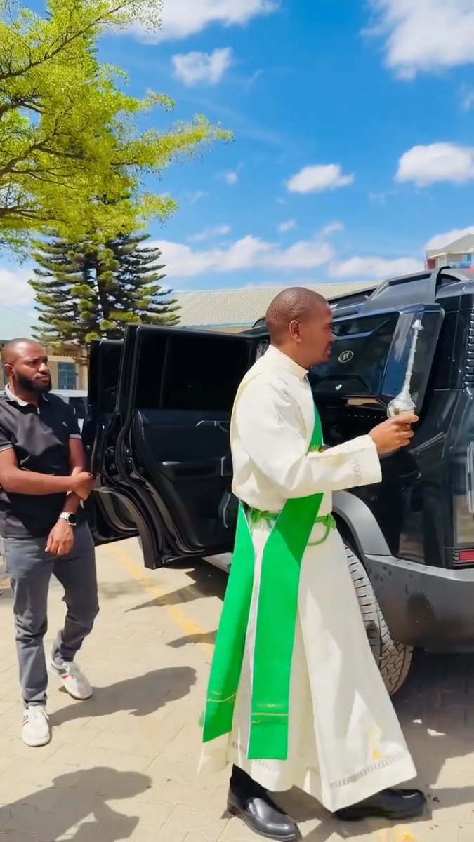 Tom Daktari has gifted himself a zero-mileage KSh 8 million Jetour T2. But the guy deserves it…. If you drive from Thika, Ruiru, Kiambu Road, Kangundo Road, Kasarani and Kikuyu all the way to Ngong, you might think he’s vying for president, because his billboards, especially the Fanaka Real Estate ones, are everywhere.