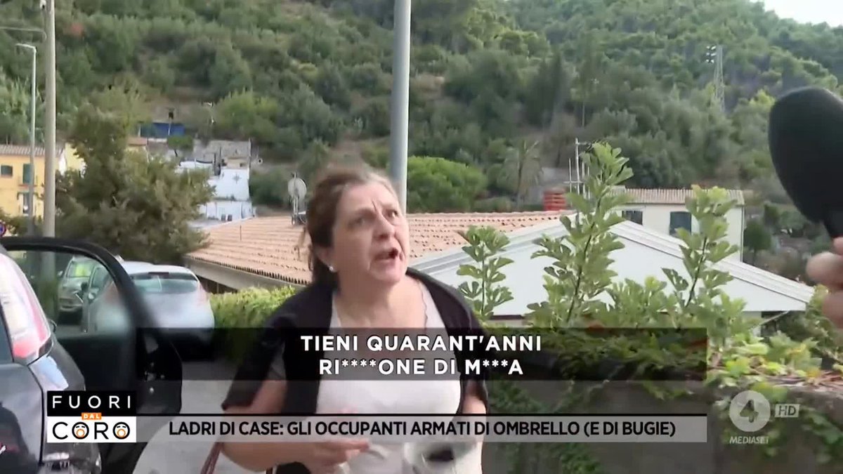 L'ira di Lucia, occupante abusiva della casa di Luca a #Salerno, nei nostri confronti. La donna, assieme al marito Gaetano, non paga l'affitto da anni e ha un debito di 20.000 euro. Il servizio completo di Davide Bevilacqua a #Fuoridalcoro è su Mediaset Infinity