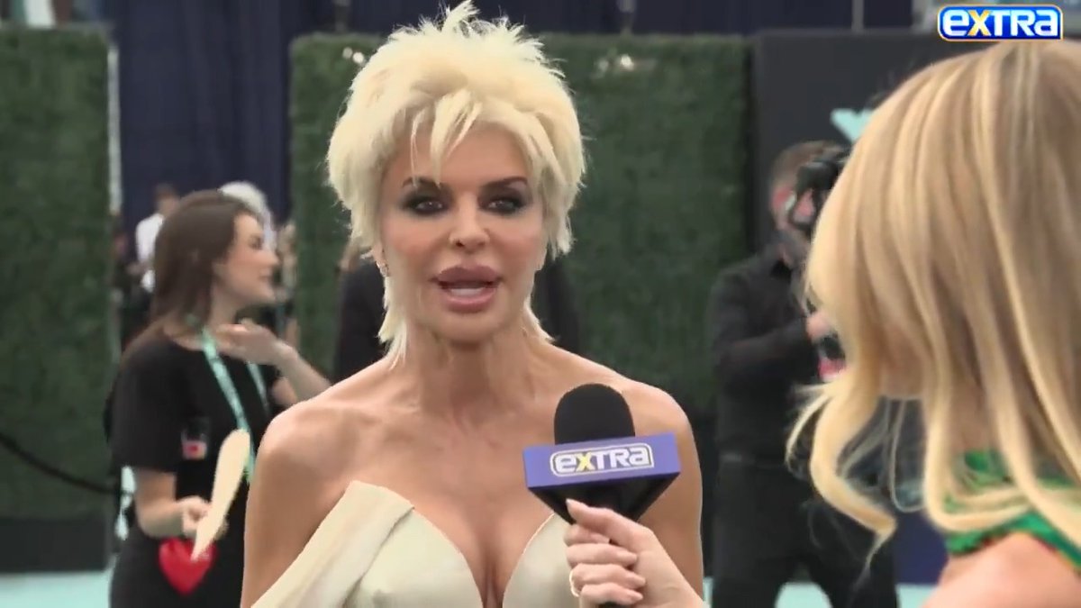 Lisa Rinna says she's at the #VMAs for one reason only... MADONNA! 🙌