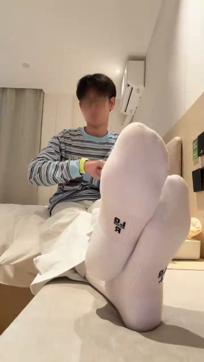 打游戏还不忘吃鸡巴的花美男，刚被掰弯性瘾很足，会在上位自己动，坐奸到自己流精，趁着龟头敏感继续要着被打桩，还喜欢舌吻，吞精，真是骚没边了