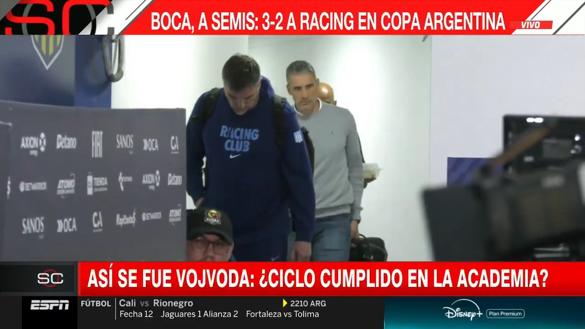 ¿PELIGRA SU CONTINUIDAD? Juan Pablo Vojvoda se fue sin hablar por primera vez desde que es técnico de Racing tras la eliminación en #CopaArgentina. 📺 #SportsCenter | ESPN en el Plan Premium de #DisneyPlus