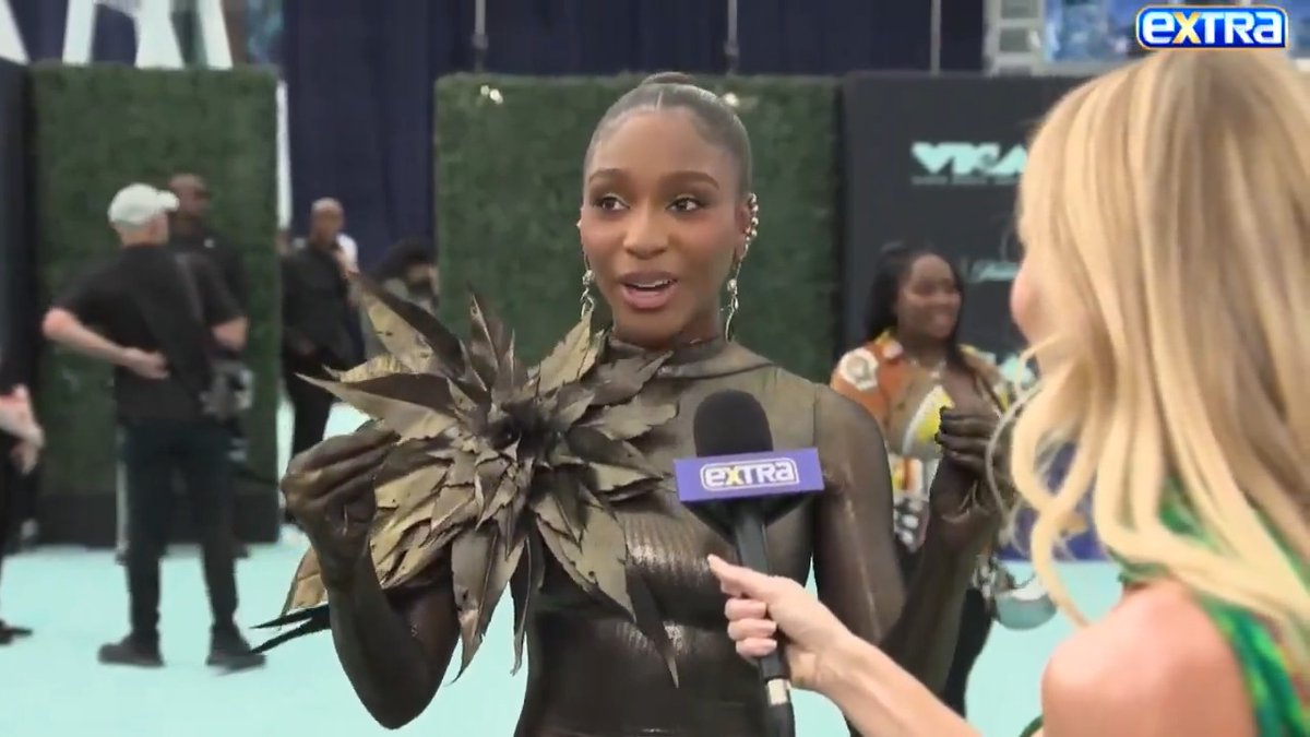 Normani’s interview with @ExtraTV at the #VMAs