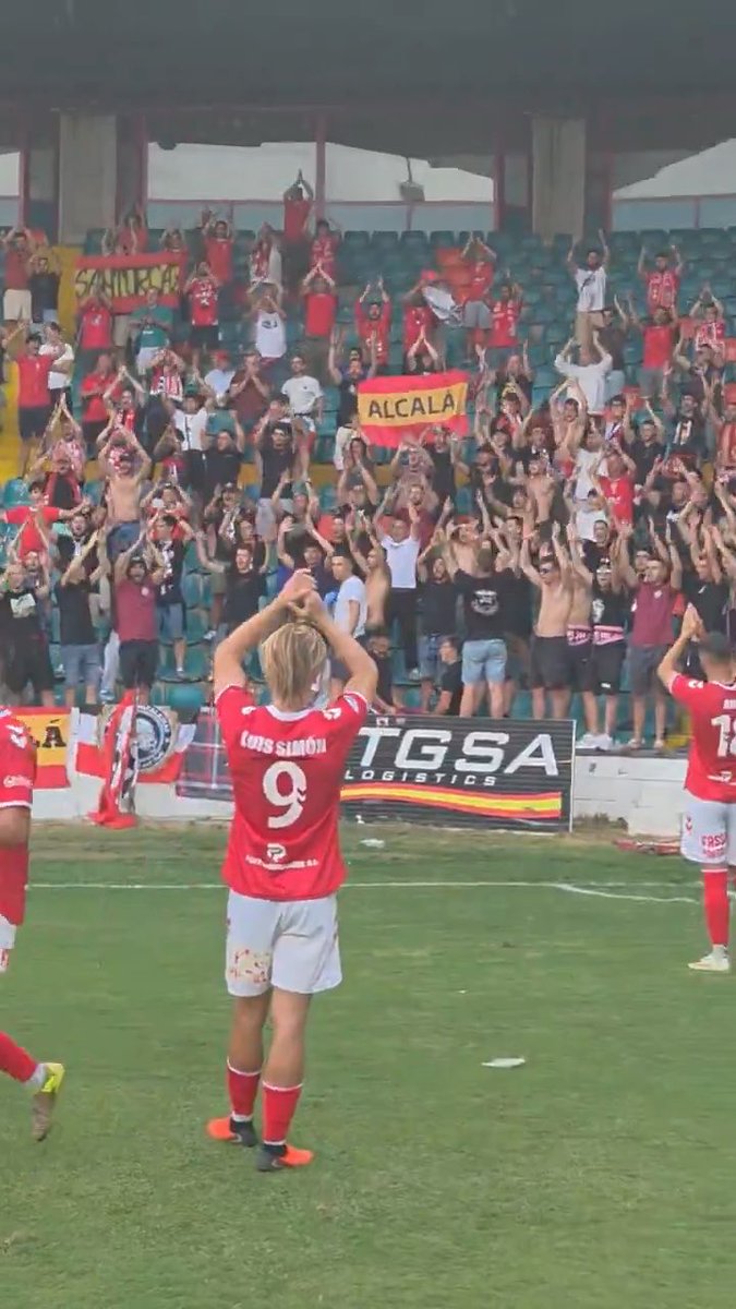 Brigadas Alcalaínas 🔴⚪️🇪🇸 presentes en el Estadio Helmántico de Salamanca. (Todavía hay clubes que se comportan bien y dejan de meter las pancartas ultras y las banderas) 👏👏👏👏👏👏 Salamanca CF UDS - RSD Alcalá. #SegundaRFEF