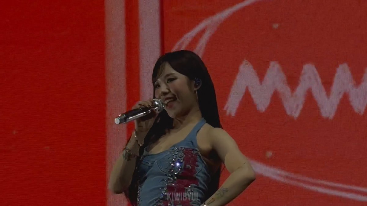 the hardest part of being at a mamamoo concert is knowing who to look at when they’re right in front of you 😭 #휘인 #wheein #화사 #hwasa #마마무 #MAMAMOOInSydney #4WARD