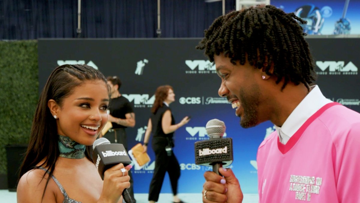 Tyla and Zara Larsson's relationship is everything 🥹 The South African singer gives her friend her flowers on the VMAs red carpet with Billboard News.
