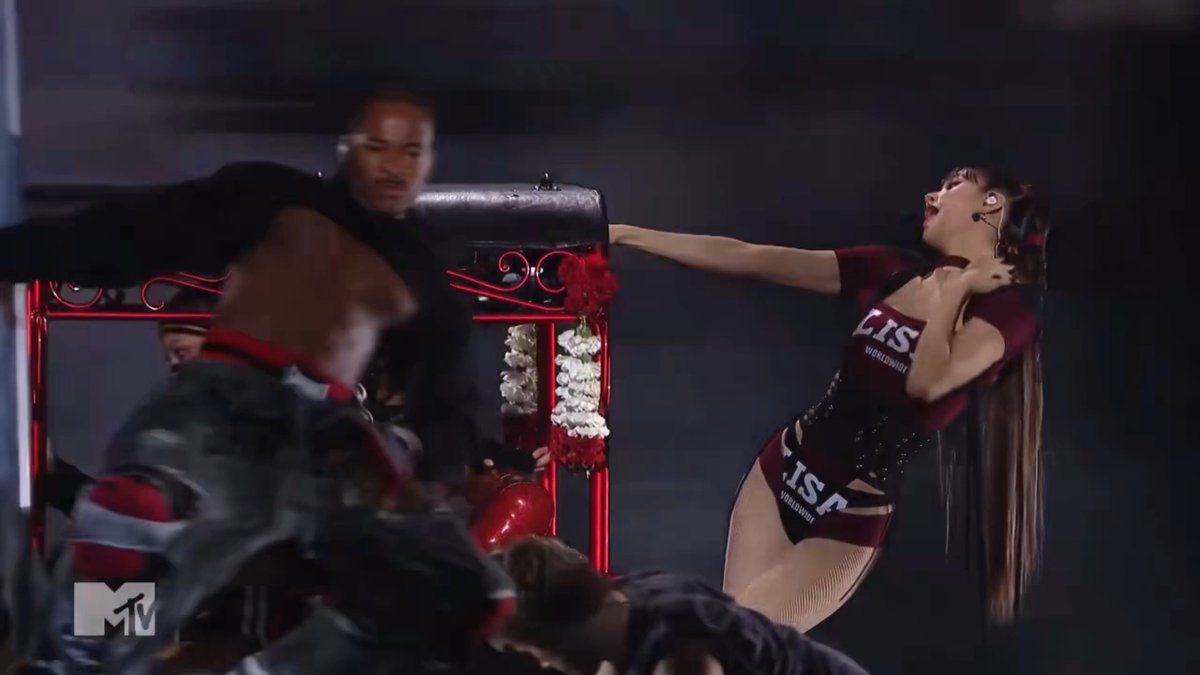 LISA PERFORMING SAWADIKA AT THE VMAS
