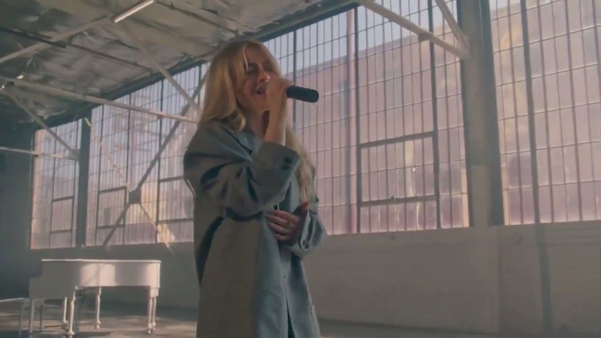 why was alex warren in the skin live performance at the late late show with james corden warehouse in that one commercial at the #vmas right now did someone else saw it
