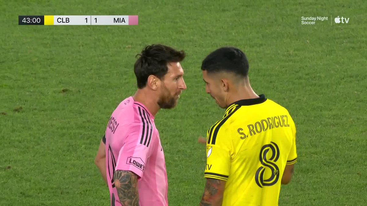 LA DISCUSIÓN FUE SUBIENDO DE TEMPERATURA: picante cara a cara entre Leo Messi y el uruguayo Santiago Rodríguez en la derrota 1-2 de Inter Miami vs. Columbus Crew por la #MLS. 📺 Major League Soccer on Apple TV