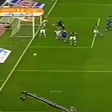 تخيل يد رضا تكر في نهائي الكأس 2006 والدقيقة 7 !!!! لم تحسب ضربة جزء !!!! لك الله ياهلال .. الهلال نوحررررررررررر .. حنا غلابه ماعندنا بشوت ياهوه .. مقضينها شعارات الربع 😂😂😂😂😂🤦🏻‍♂️ #نسم_له