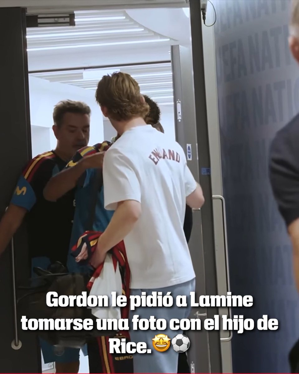 Anthony Gordon le pidió a Lamine Yamal tomarse una foto con el hijo de Declan Rice y él accedió contento y Rice lo elogió diciéndole que era el mejor.🤩⚽️ (Vía @england/yt)