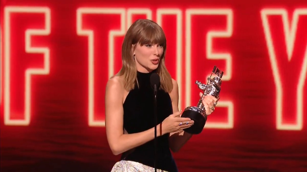 And just like that, “The Fate of Ophelia” is officially Video of the Year at the VMAs 🏆 Congrats, Taylor Swift!!!
