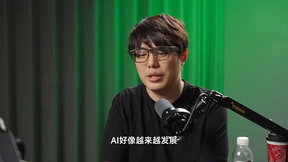 抖音上刷到刘润的账号对卡兹克的这段访谈，10 分钟，收获蛮大的，必须分享给的大家，不管你现在对 AI 还很上头，还是已经看累了，还是在做自媒体，都值得找个时间安静看一遍。 卡兹克 2023 年开公众号之前押了三条曲线， →AI 生产信息是指数增长， →人消费信息几乎是线性的， →全人类的注意力有天花板。 →再加上现在普通人已经分不清一张图、一段口播是不是 AI 做的。 三条叠在一起，就成了一片挡不住的信息海，能用的筛选办法只剩两种：要么跟着平台，推什么看什么，要么只认自己信得过的几个信源。 他举了诺兰的例子，很多人去看《奥德赛》，其实并不关心特洛伊战争，他们信的是诺兰这个人不会敷衍，诺兰这个人人本身就成了信息源。 这段我体感特别强，我在 X 上做内容，最明显的感受就是内容的成本已经趋近于零，真正稀缺的是别人愿不愿意信你，换句话说，我们的读者受众愿意收藏、转发，是因为信你替他筛过一遍了。 另一个让我觉得特别真实的、也是最打动我的，是他讲自己做网站的经历。 他说自己完全是业余的，Vibe Coding做了一个将近百万月活的网站，本来不懂网络安全、缓存、CDN。 有个周六网站被人攻击，打不开，用户在骂，一天流量费烧掉四千块左右。 他开一个窗口让 AI 修，另一个窗口追着问原因、问底层逻辑、问软件工程里一般怎么处理。满头大汗折腾了两天，后来稳定跑了一个月。 他说自己还是外行，只是从纯粹的菜鸡，变成了正经跟人对过仗的菜鸡。 我特别喜欢这句：看一百个教程，都不如被一个真问题逼着打一仗。 所以他给普通人的建议就两个：勇气和好奇心，很多人不敢上手，是把后果想得太重，怕 AI 搞砸，真用起来才发现它比你想的能干得多。 好奇心会被生活和压力磨掉，他自己焦虑的时候也一样，得先把压力缓下来，好奇才回得来。 这句话比我收藏过的所有教程都值钱，大家都在刷新模型、囤提示词，可真正长本事的时候，往往是有个真问题追着你跑，你停不下来。 讲管理者那段也很准，目标分好几层，最浅的是这事怎么干，再往上是这事该不该干，大多数人停在第一层。 目标说清楚了，AI 已经能拆开、交给人去执行，这时候就能看出来谁的目标不清、谁的话说不明白。 最后他说，如果把他自己的业务全拿掉，如果把自己的业务全拿掉，他给普通人的路是做自媒体，然后用好 AI，技术护城河越来越低，渠道也不是你的，只有你拿到的注意力是自己的。 前提是用做 IP 的方式做内容，别为了流量抛暴论，把自己做成营销号。 这点我特别认同，我一直跟大家讲我的一个观点，这波AI变革红利，普通人能吃到的机会，AI自媒体是机会最大的，但做自媒体不能做流量的奴隶，为了流量不择手段，踏实用心做内容，成为一个真正的创作者才是根本。 卡兹克也承认，这是红海中的红海，你能想到的点子都有无数人在做，但它确实是普通人少数还能跑出来的路， 我觉得这反而是整段访谈里最清醒的一句，他没说这条路好走，只是说在一个人人都能拿到同样技术的时代，普通人还能慢慢攒下来的，可能只剩别人对你的信任。 片尾还有个玩笑挺应景，主持人问水放哪，卡兹克说，主要怕这瓶水出现在对方镜头里，那不得给人家付广告费，哈哈。。