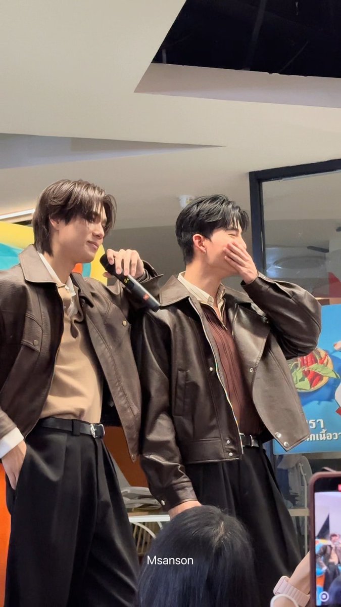 ตอนมีคนขอ ปภว จุ่มแก้มแรกๆ ปอนด์คือเขินสะบัด 😂 เดินหนีไปเดินหนีมาหูแดงอยู่นั้น แต่อยากจุ่มใจจะขาด ฮ็อปเกินหน้าเกินตามากกก 🐻 : ผม No comment ๆ ให้สองคนนี้เป็นคนตัดสินใจ (ภูวินทร์พี่เพิ่ม) ผมตัดสินใจไม่ได้ ถ้าพี่เพิ่มพูดได้ตอนนั้นนะสนุกแน่มีคนสู้พุพุช่วยย่าๅยายๆ😂😂😂 #ปอนด์ภูวินทร์ #Permpoon