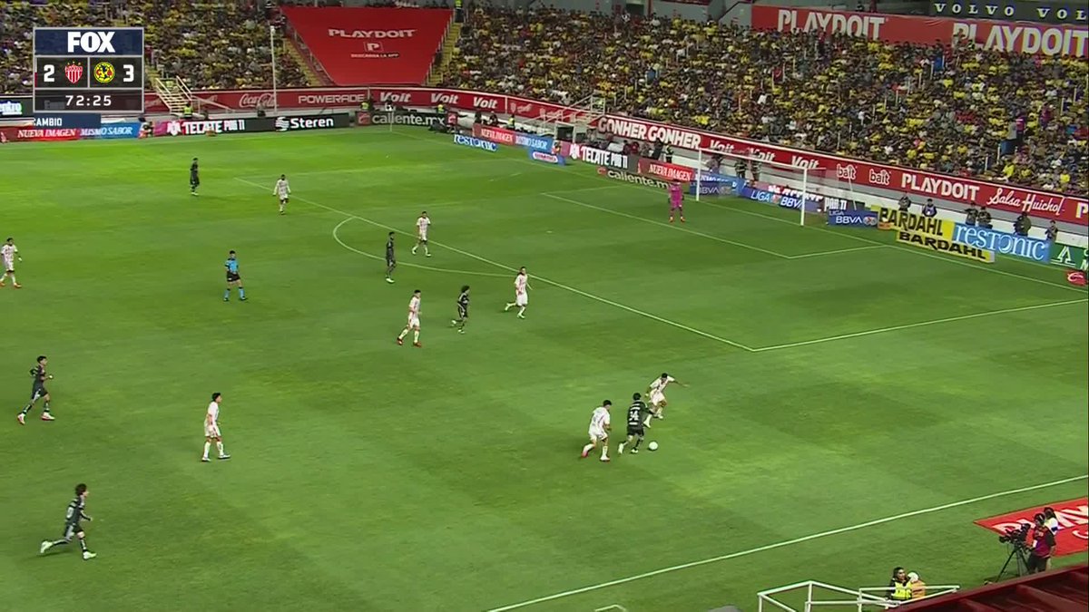 ¡PENAL PARA EL AMÉRICA! ¡GOOOOOOOOOOOL DE HENRY MARTIN! ¡HAT-TRICK! 🔥🔥🔥🔥🔥🔥 Guillermo Pacheco marca una pena máxima sobre Carlos Álvarez y pone el 4-2 para las Águilas. 🦅💪🏼 #LigaMXenFOX